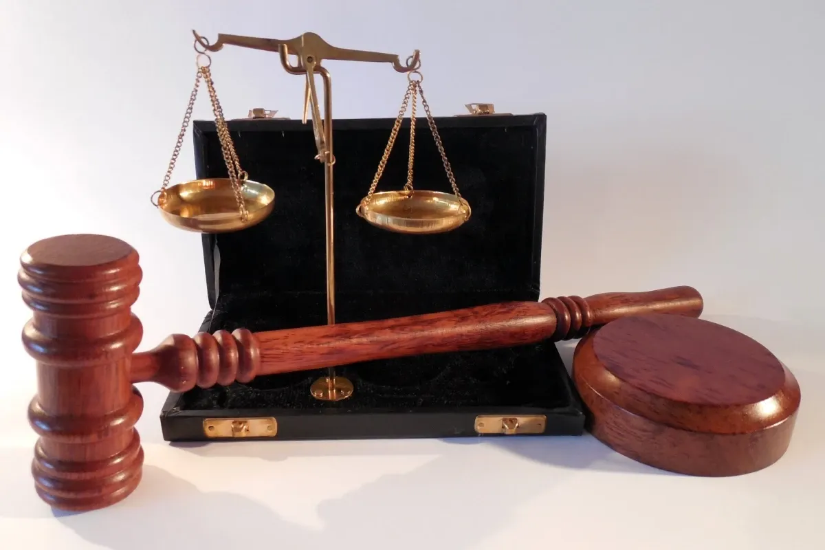 Notar trimis în judecată pentru evaziune fiscală