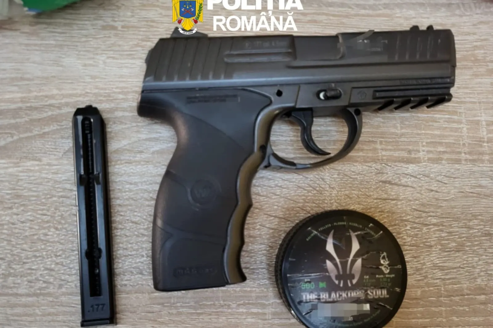 Arme și articole pirotehnice deținute ilegal