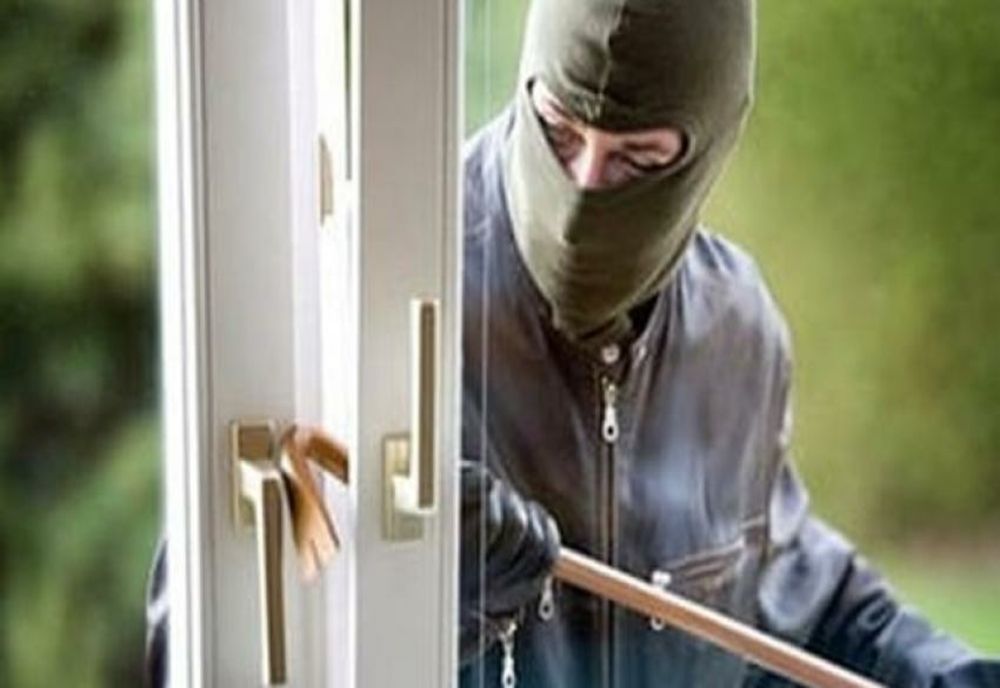 A furat dintr-o creșă din Iași un laptop, viziere de protecţie, pungi cu cereale