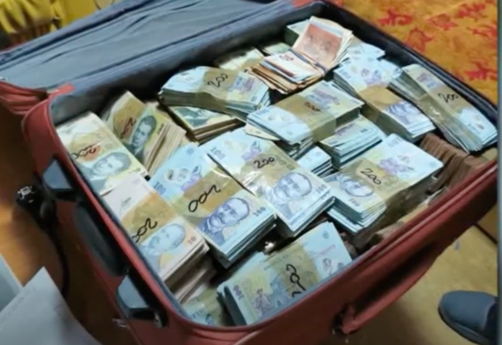 VIDEO/ Captură URIAȘĂ de bani cash, descoperită la un traficant de droguri din Capitală. Banii proveneau din vânzarea dintr-o SINGURĂ săptămână!