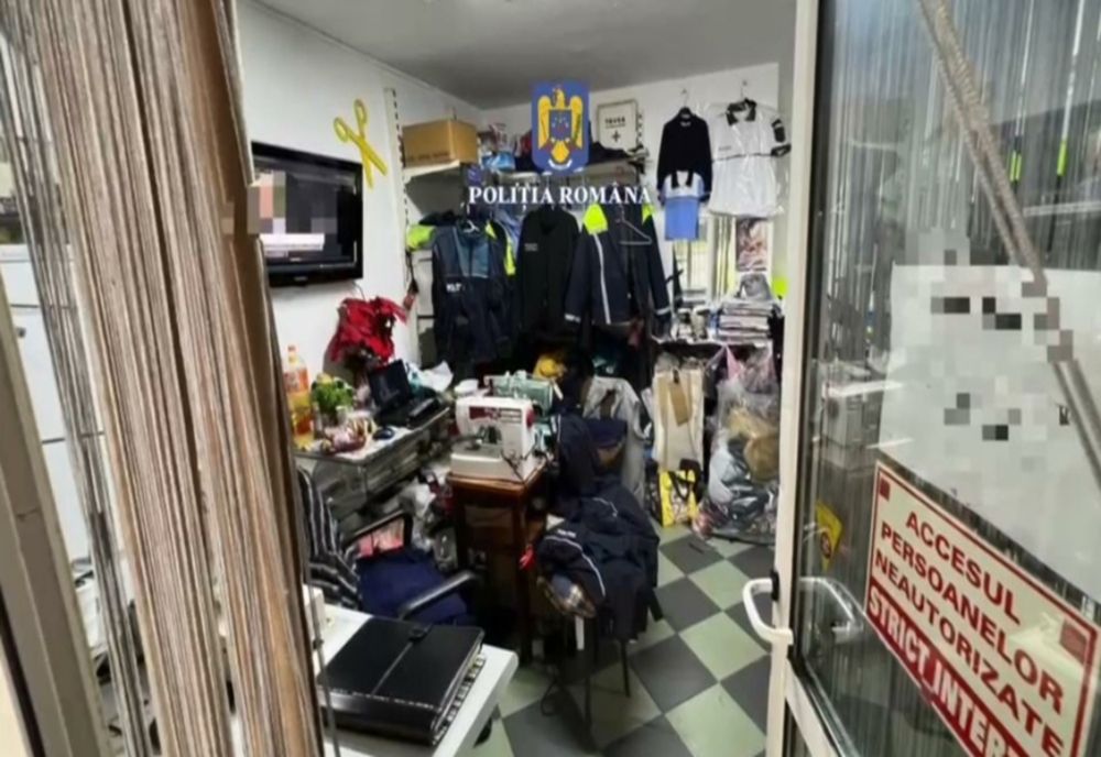 Fabrică ilegală de uniforme pentru polițiști, jandarmi și pompieri, descoperită într-un cartier din Brașov
