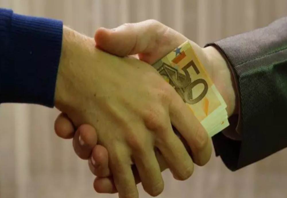 Directorul unui colegiu din Iași a fost trimis în judecată de DNA. Ar fi luat mită sute de euro pentru transferul unui elev