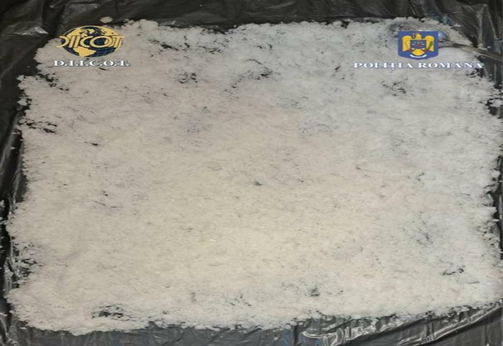 TREI BĂRBAŢI CEHI ŞI UCRAINENI ŞI O FEMEIE SLOVACĂ - REŢINUŢI DE PROCURORII DIICOT PENTRU TRAFIC DE DROGURI