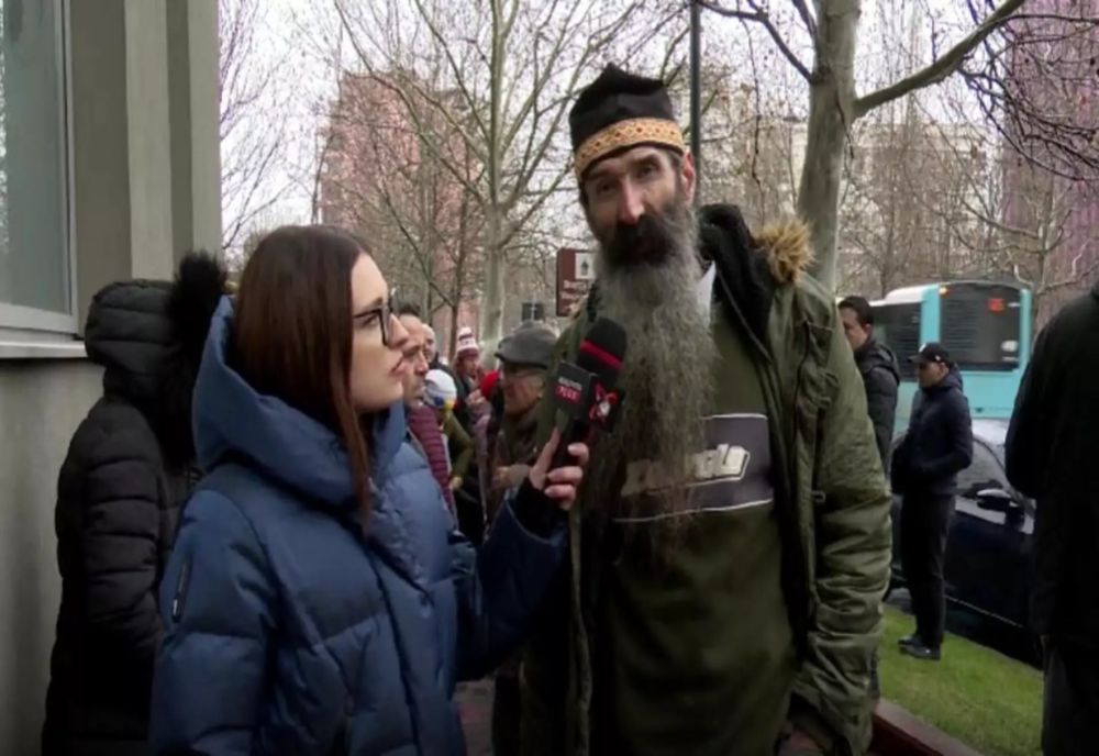 Românii vor să depună plângere împotriva anulării alegerilor. Cum au fost ținuți în fața DIICOT