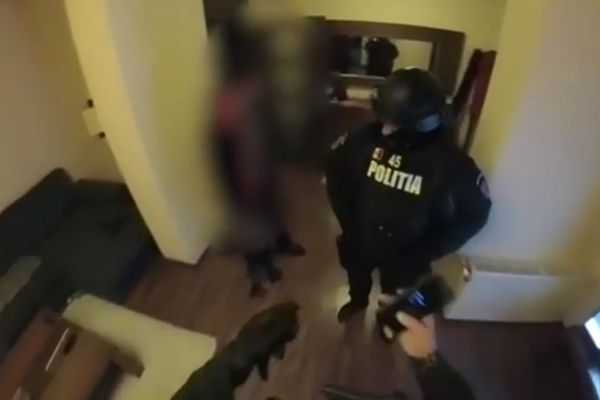 PRIMELE IMAGINI. Cum au fost, în realitate, perchezițiile în care s-a intrat în casă peste o femeie cu doi copii din Brașov
