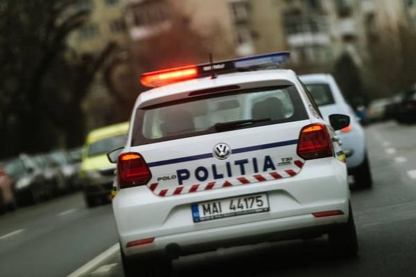 De la petrecere în timpul stării de urgență, la arest. Un bărbat care a amenințat cu cuțitul un polițist, trimis o lună în spatele gratiilor