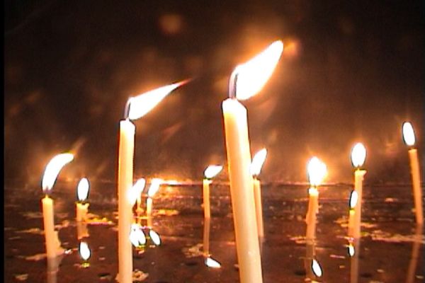 Din izolare la înmormântare | Dosar penal pentru mai multe persoane care ar fi plecat de acasă pentru a participa la ceremonia funerară