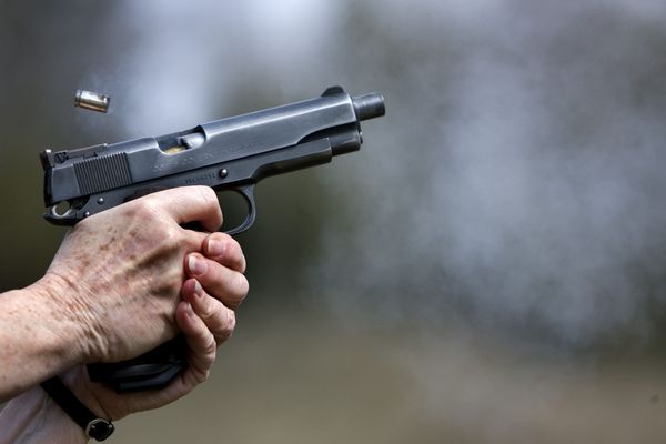 Scandal cu focuri de armă în apropiere de București. Un bărbat a fost împușcat cu muniție letală