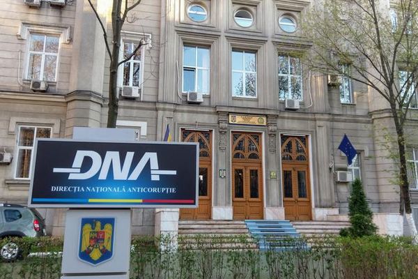 ALERTĂ - Polițist prins în flagrant de DNA când lua șpagă