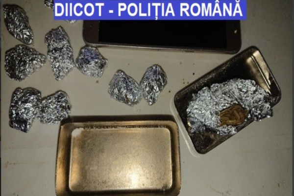 Mai multe persoane audiate în urma unor percheziții la persoane bănuite de trafic de droguri de mare risc 