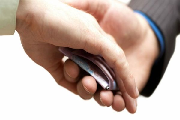 Directoarea unei școli din București, condamnată la 3 ani cu executare pentru luare de mită