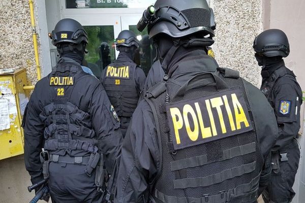 Percheziții la traficanții de droguri din Iași