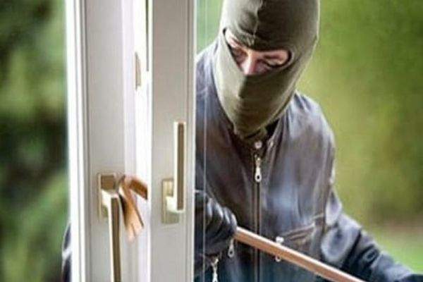 A furat dintr-o creșă din Iași un laptop, viziere de protecţie, pungi cu cereale