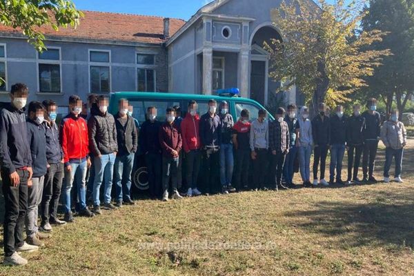 29 de cetăţeni străini prinşi de poliţiştii de frontieră în timp ce încercau să treacă ilegal graniţa