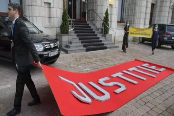 Protest sediul Ministerului de Justiție față de modalitatea în care este gestionată desființarea Secției Speciale