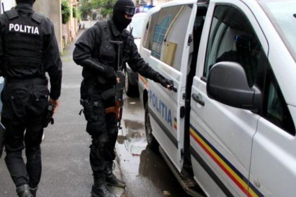 33 de persoane duse la audieri după 11 percheziții ale DIICOT ce vizează traficanții de cannabis!