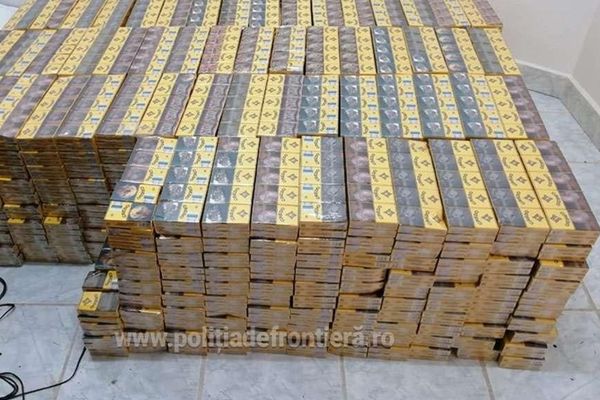 1.600 pachete cu țigări de contrabandă, descoperite în spaţiul destinat roţii de rezervă a unui autoturism, la Giurgiu 