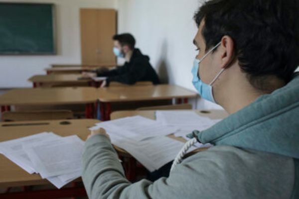 Profesoară din judeţul Bihor cercetată pentru că nu a purtat mască la şcoală! A instigat şi alţi profesori să nu poarte mască de protecţie