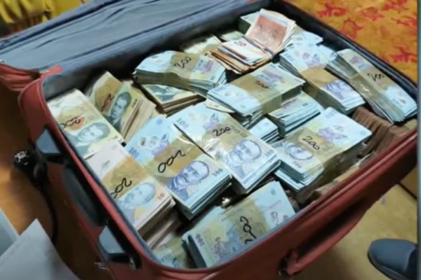 VIDEO/ Captură URIAȘĂ de bani cash, descoperită la un traficant de droguri din Capitală. Banii proveneau din vânzarea dintr-o SINGURĂ săptămână!