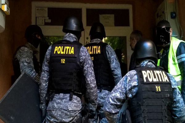 Reţea de trafic de persoane coordonată de un tânăr din Gorj, destructurată de DIICOT