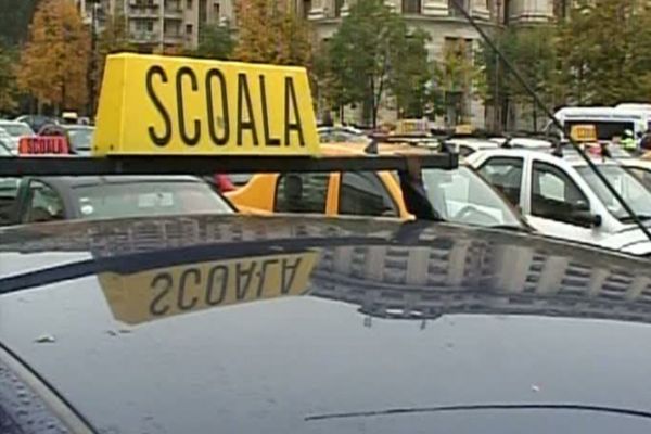 Instructori auto din Giurgiu, reținuți pentru infracțiuni de corupție