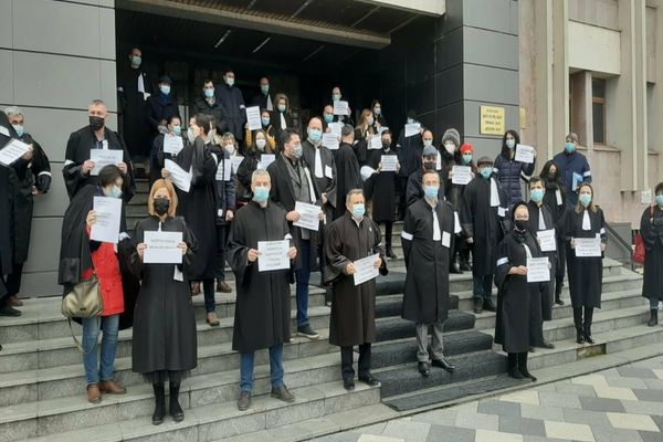 Avocatii Baroului Galati au protestat pe treptele Palatului Justitiei