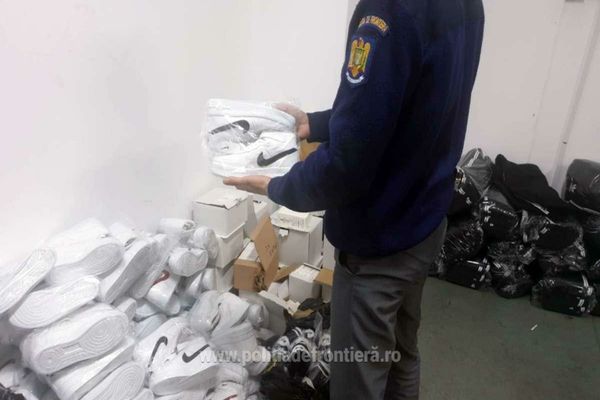 Captură impresionantă de bunuri contrafăcute a  polițiștilor de frontieră de la Giurgiu