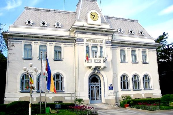 Trei persoane audiate în cazul amenințării cu bombă la Primăria Pitești