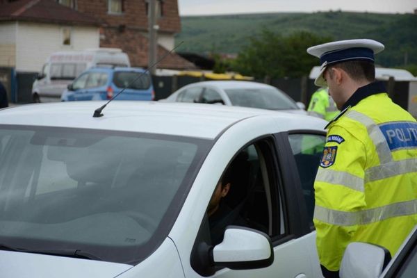 Olt: Poliţist prins în flagrant cu mită