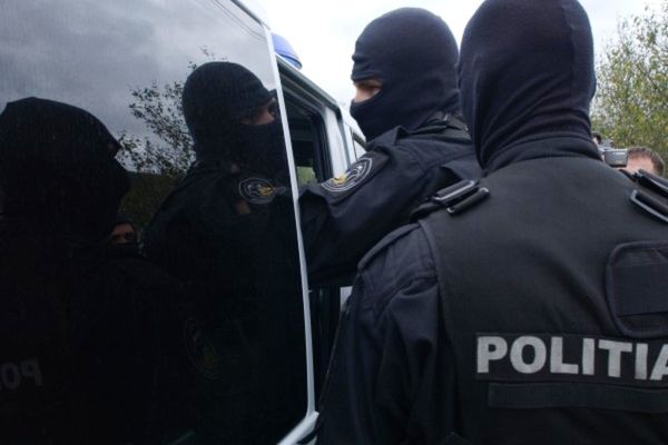 Percheziții de AMPLOARE în Capitală, după demolarea unei clădiri aflate într-o arie protejată. Funcționari publici, vizați