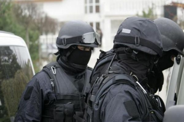 Zeci de percheziţii în Braşov, Timiş, Sibiu şi Cluj într-un dosar de trafic de droguri pe internet