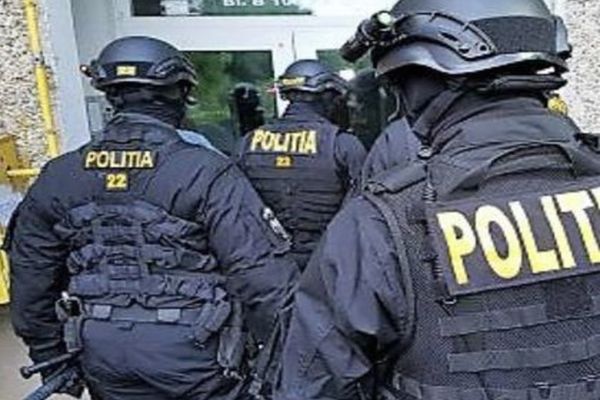 Scurgere de informații la DIICOT Botoșani. O suspectă a așteptat mascații la descindere cu cafea