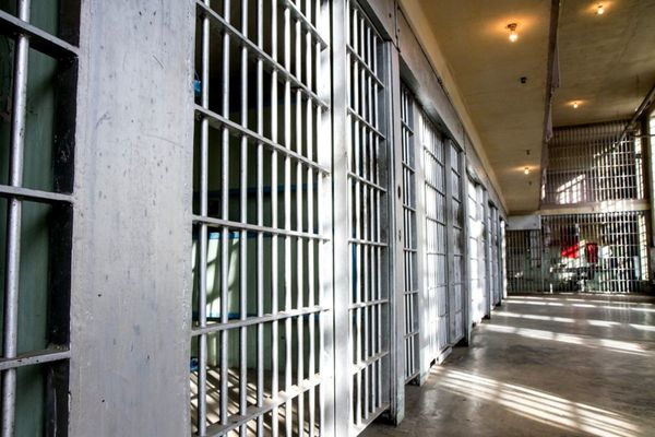 Escrocherie de proporții, direct din penitenciar: sute de oameni, înșelați cu sume uriașe de o mână de deținuți. Ireal cum acționa gruparea