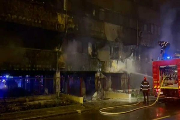 Adolescentul de 15 ani, acuzat că a provocat incendiul de la blocul din Constanța, arestat preventiv