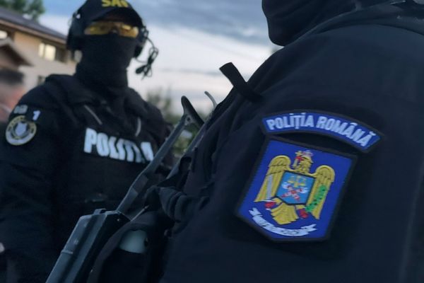 Percheziții în Ploiești la suspecți de viol și furturi din mașini și firme