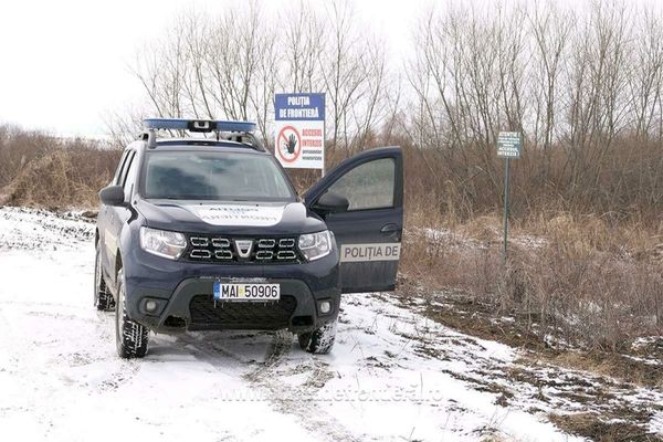 Trei cetăţeni români, cercetaţi pentru trafic cu migranţi  la frontiera cu Ucraina