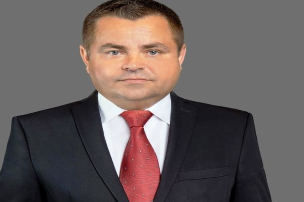 După ce au achitat cauţiunea de câte 100.000 euro, un fost primar din Olt şi doi oameni de afaceri au fost eliberaţi din arest