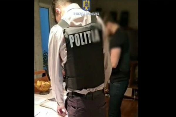 Percheziţii ale poliţiştilor din Prahova în trei judeţe şi Bucureşti la o grupare acuzată că a luat credite cu acte false de la CAR