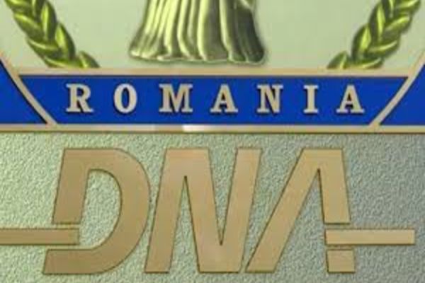 Fost director al Penitenciarului Baia Mare și psihologul aceleiași instituții, reținuți de procurorii DNA