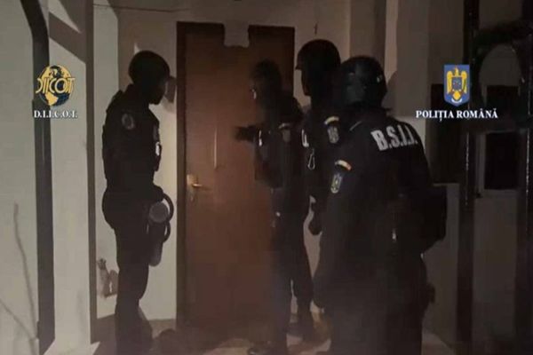 Britanicii Andrew şi Tristan Tate au fost reţinuţi pentru 24 de ore de către DIICOT fiind acuzaţi de trafic de persoane şi viol