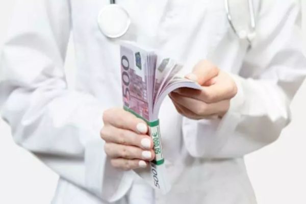 Șefa unei secții de Oncologie, reținută pentru luare de mită