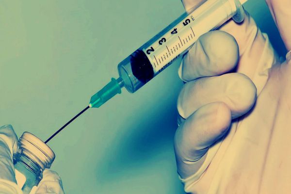 Medic de familie din Dolj, trimis în judecată pentru vaccinare "la chiuvetă". Peste 900 de cazuri identificate de procurori