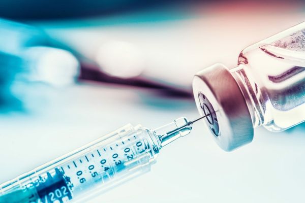 Încep audierile în dosarul vaccinurilor. Marcel Ciolacu cere extinderea anchetei: Am închis spitalele, iar bunicii şi părinţii noştri au murit cu zile