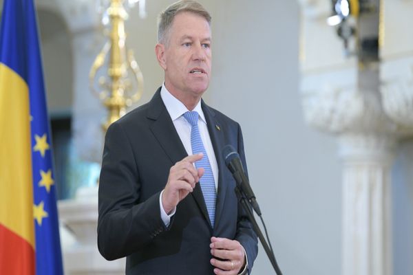 PREȘEDINTELE CCR ȘI ALȚI DOI JUDECĂTORI AI CURȚII, DECORAȚI DE IOHANNIS 
