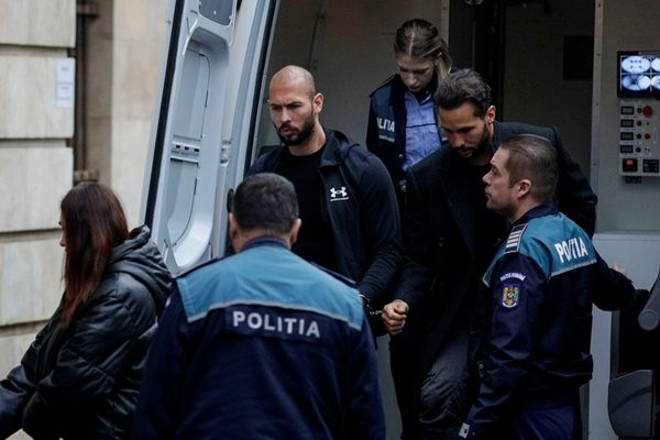 Frații Tate, arest prelungit cu încă 30 de zile de judecători