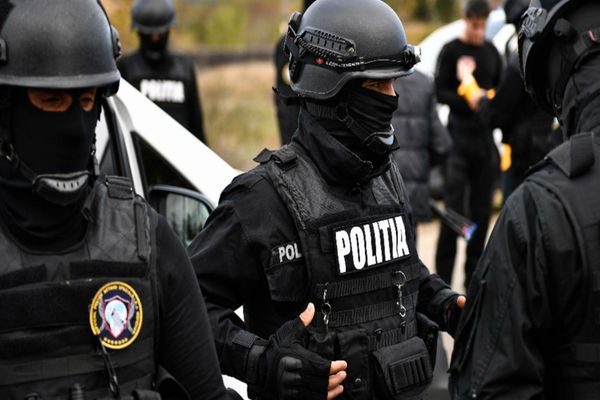 Percheziţii la incendiatori de deşeuri din Dâmboviţa. 35 de persoane vor fi duse la audieri