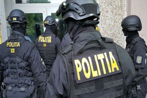 Percheziţii la traficanţii de droguri din Teleorman. Patru persoane, reţinute