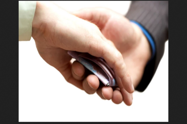 Dosarul Otopeni. Fișierul „viața e frumoasă” de pe un stick percheziționat arată mita dată de patronii duty-free-urilor