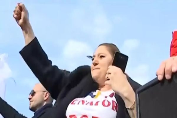 DIANA ȘOȘOACĂ SFIDEAZĂ MAGISTRAȚII: A VENIT LA PARCHET, DAR NU INTRĂ LA AUDIERI 