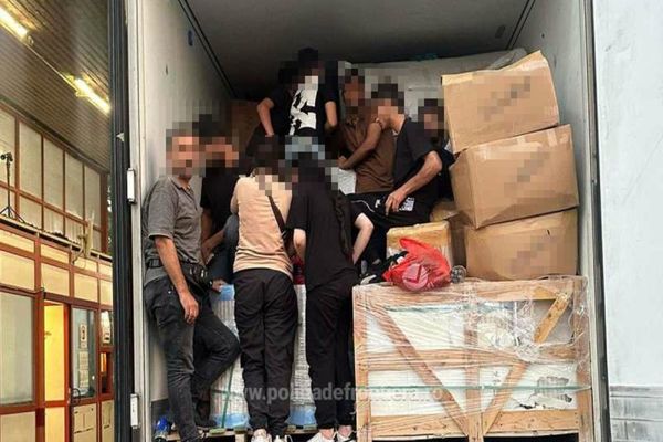 17 PERSOANE DIN CUBA, SIRIA ŞI IRAK, GĂSITE ASCUNSE ÎNTR-UN CAMION, LA VAMA NĂDLAC